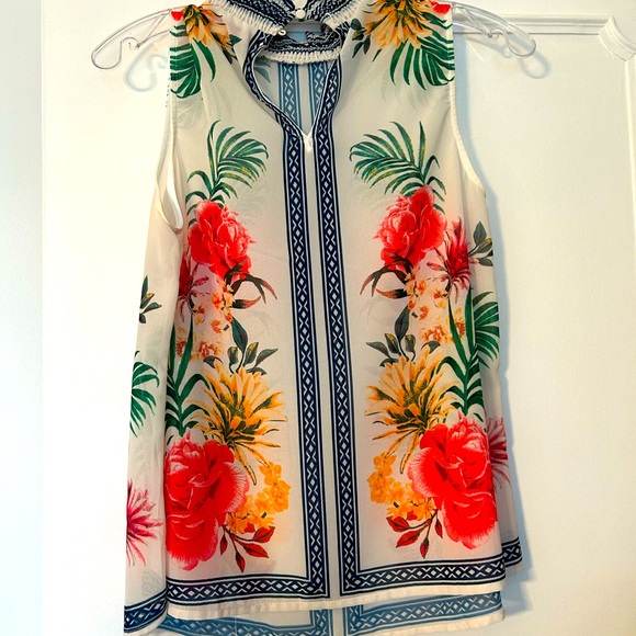 Floral ruffled neck sleeveless blouse - Picture 3 of 3